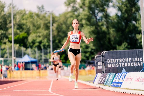 Sophia Seiter (LG Region Karlsruhe) am 29.05.2022 waehrend der Deutschen Meisterschaften Langstaffel im Otto-Schott-Sportzentrum in Mainz